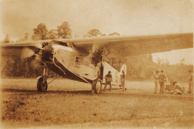 nicaragua marines supply plane 1927.jpg